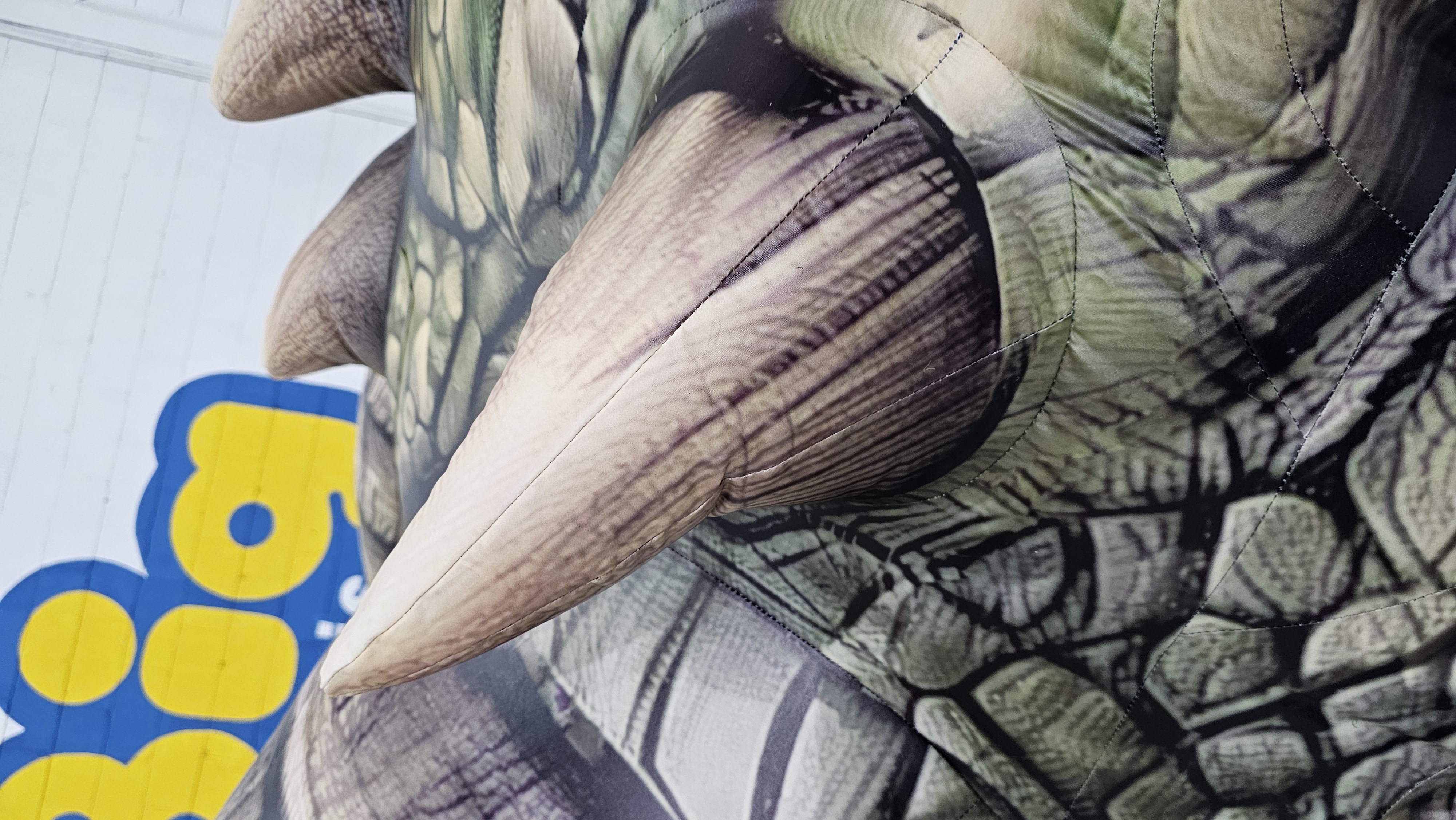 Detalhe dos chifres, costuras e textura impressa do dragão inflável